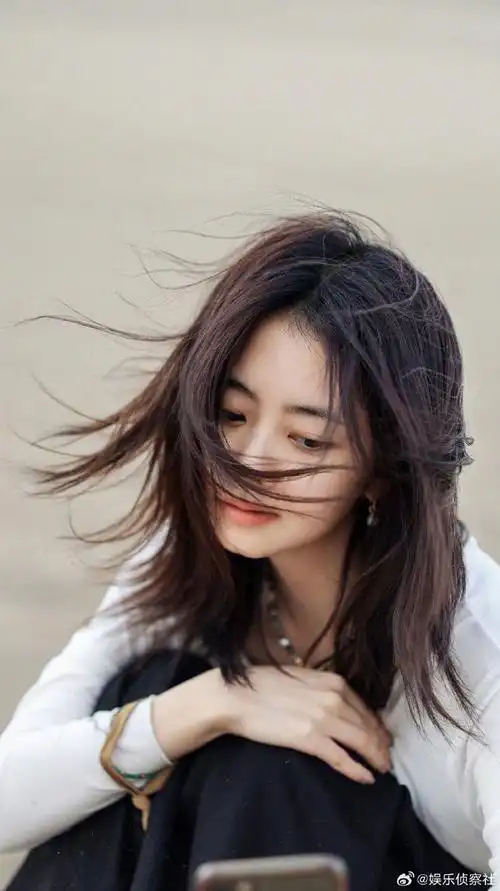 谭松韵去沙漠了