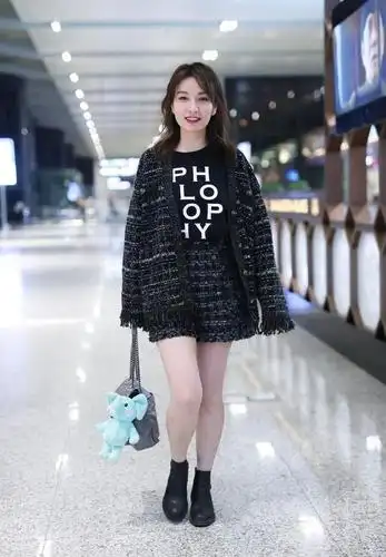 吴昕真是天使的脸孔尤物的身材,一袭粉色闪钻连衣裙,美到犯规!