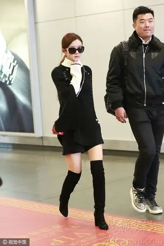 赵丽颖黑色长靴秀美腿 扎马尾利落干练