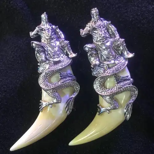 馨】古玩拍卖会所 【宝贝名称及介绍〕:珍藏正宗虎牙镶925银吊坠一对