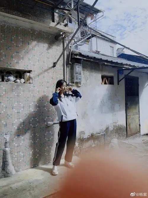 杨紫说黄瀛子的勇敢和坚持最打动她##杨紫穿校服嘟嘴