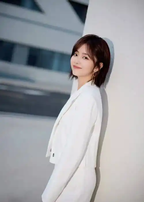 谭松韵时尚写真:甜美娇艳,出水芙蓉