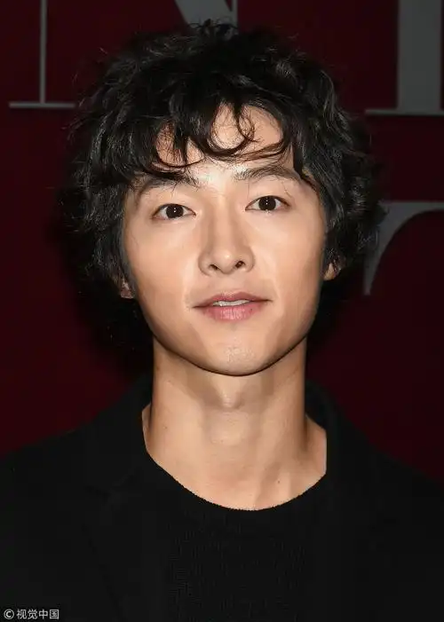 宋仲基新头型看呆网友短发加烫卷造型神还原韩剧大妈