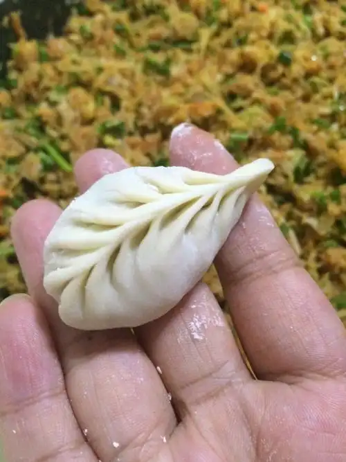 一个花式饺子就完成了!也叫柳叶饺!