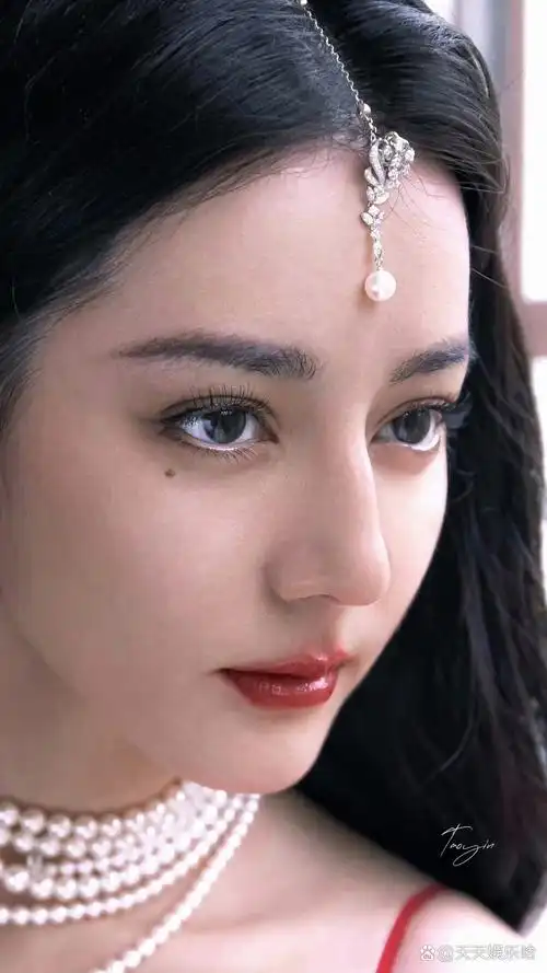 天生一张吸睛脸,一颗美人痣令无数人为之倾倒.
