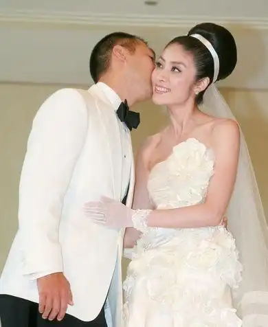 陈慧琳穿睡裙出镜 与老公恋爱16年情史曝光