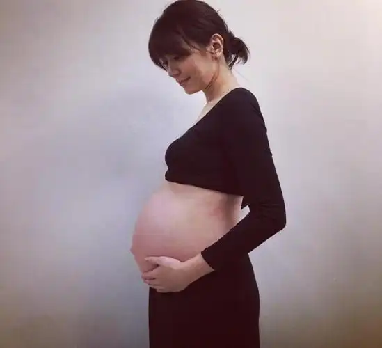 看着她43岁高龄出生的第三子女波妞时的怀孕照片,齐头发的贾静雯,穿