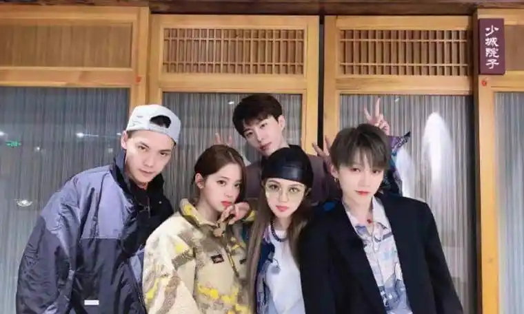 欧阳娜娜不顾流言坚持喊陈伟霆爸爸还晒两个人滑雪视频