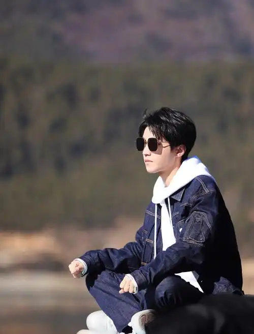 王俊凯《恰好是少年》大片 被暖阳笼罩温柔满溢