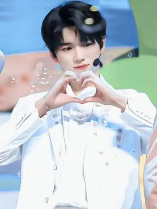 宋亚轩晒七夕随拍#收获一大波比心～甜甜的～@时代少年团-宋亚轩