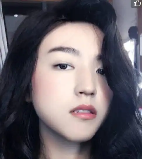 王俊凯晒女装照眼神魅惑十足