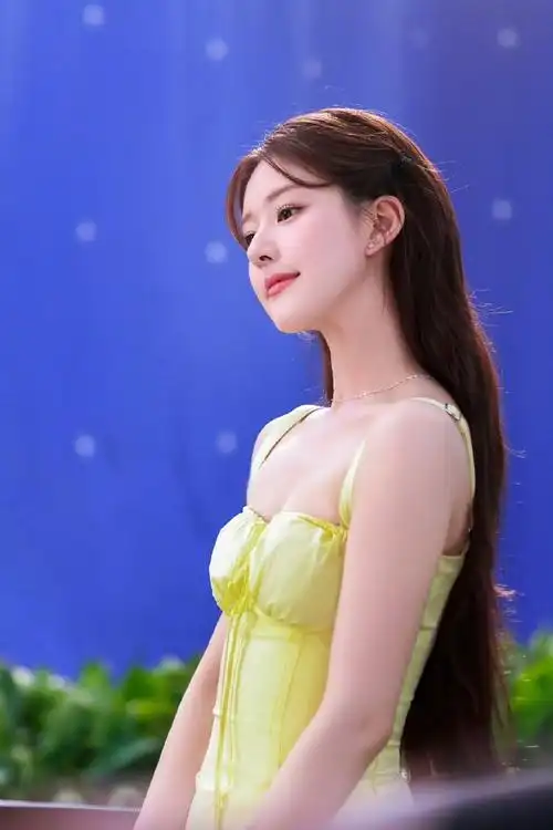 赵露思柠檬黄吊带裙##偷偷藏不住