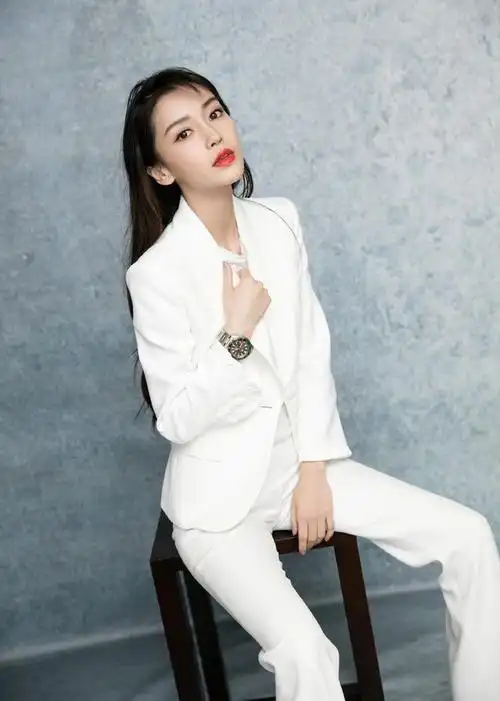 杨颖穿一袭白色西服现身活动秀长腿笑容甜美轻撩长发魅力迷人