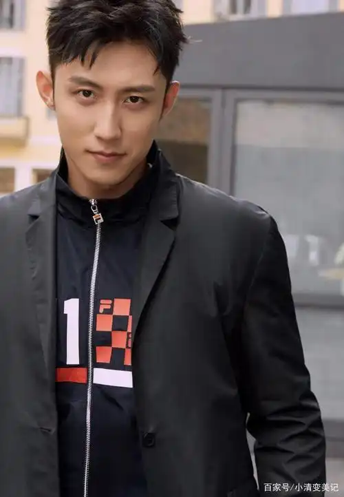 黄景瑜"发福"难挡帅气,身穿全黑长款皮衣,气场强大酷帅十足
