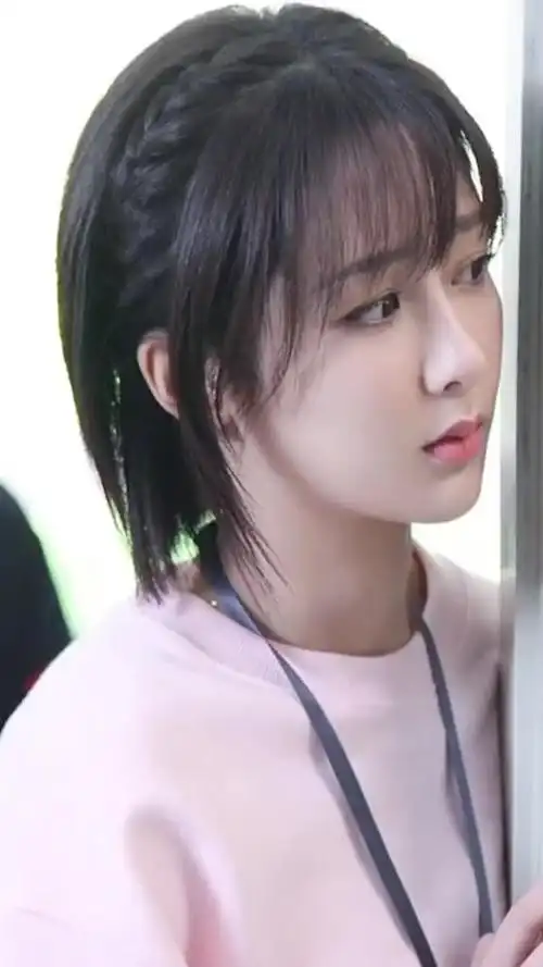 杨紫 短发 佟年同款编发,两边用正三加二的编法,短发长发都好看,不会3