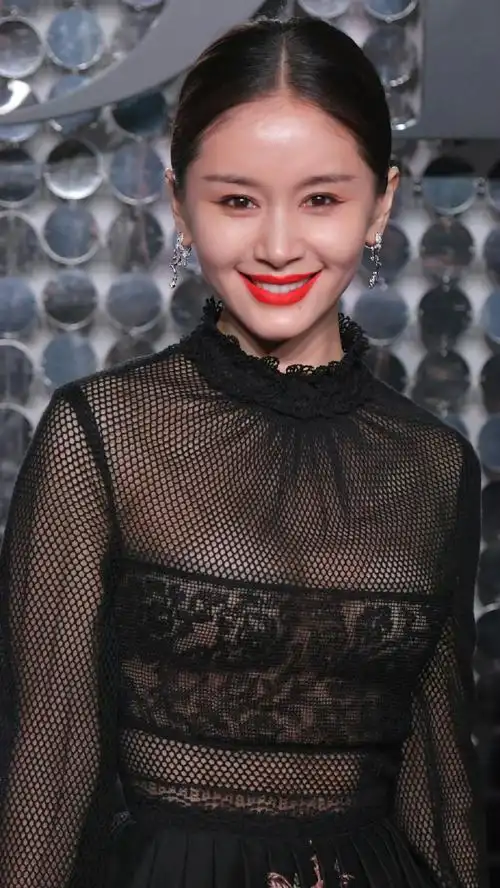 王子文身穿黑色透视装凸显好身材