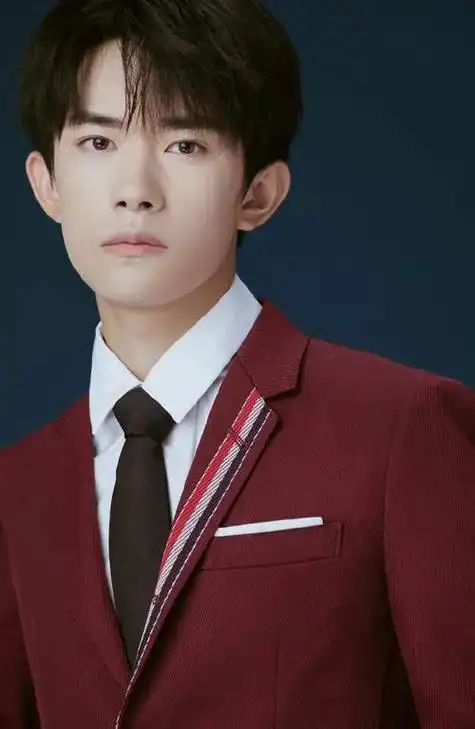 易烊千玺霸气照片! - 抖音