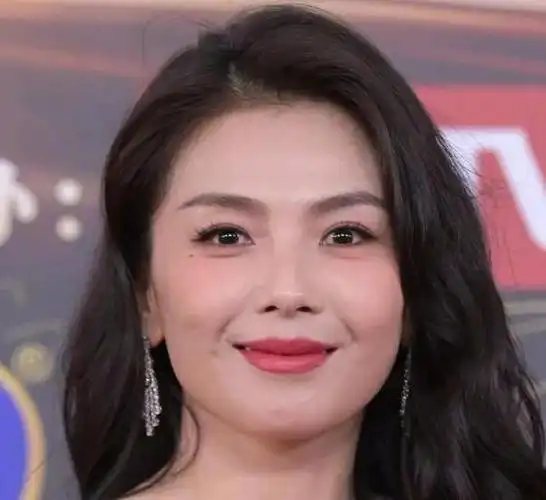 微博之夜明星怼脸生图:秦岚曝现年龄感,井柏然憔悴,于文文脸肿