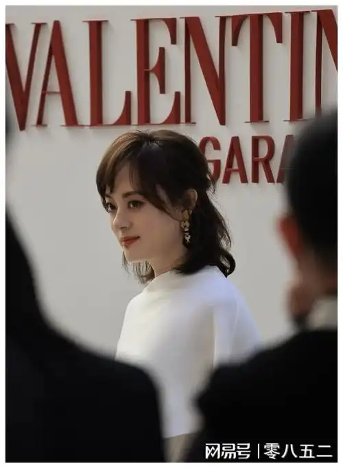 孙俪的长发造型让人眼前一亮,也让人看到了她更加优雅柔美的一面.