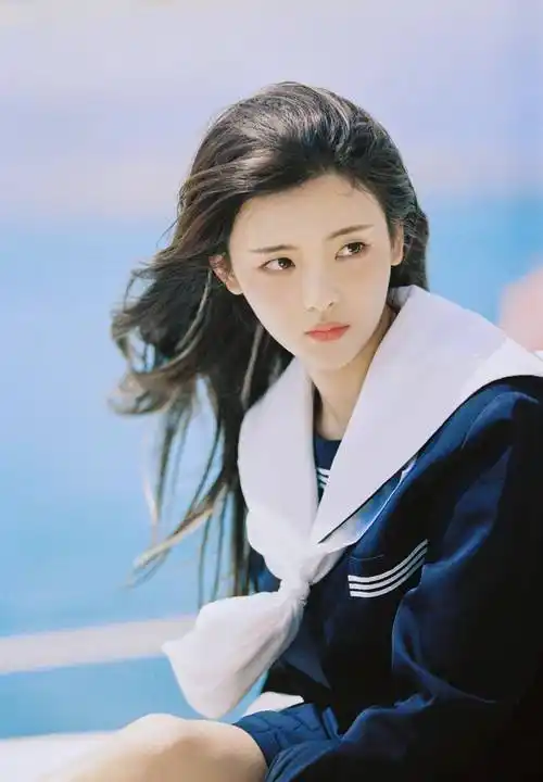 杨超越唯美海军风写真,身穿蓝色水手服,一张初恋脸模样清纯气质_美颜