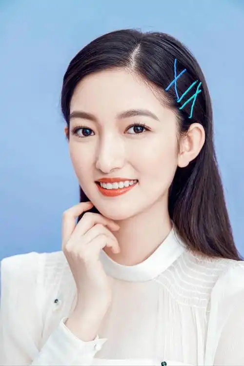 鬼马少女张晗造型多变《云上学堂》搭档宋威龙鞠婧祎引期待