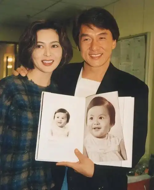 白发,双眼无神,成龙现状令人唏嘘,难道有更糟糕的事在