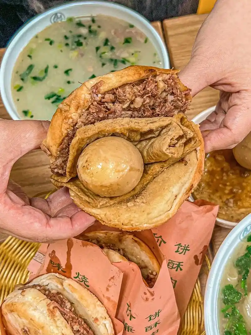 济南人的快乐是牛肉烧饼配糁汤.uu们 ～ 告诉我 - 抖音