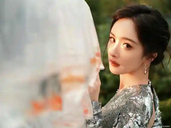 杨幂银色写真大胆露背晚礼服气质太顶了