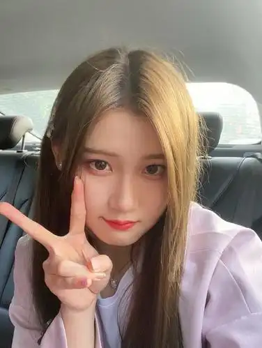 美女艺人王偲越在车上自拍美照欣赏