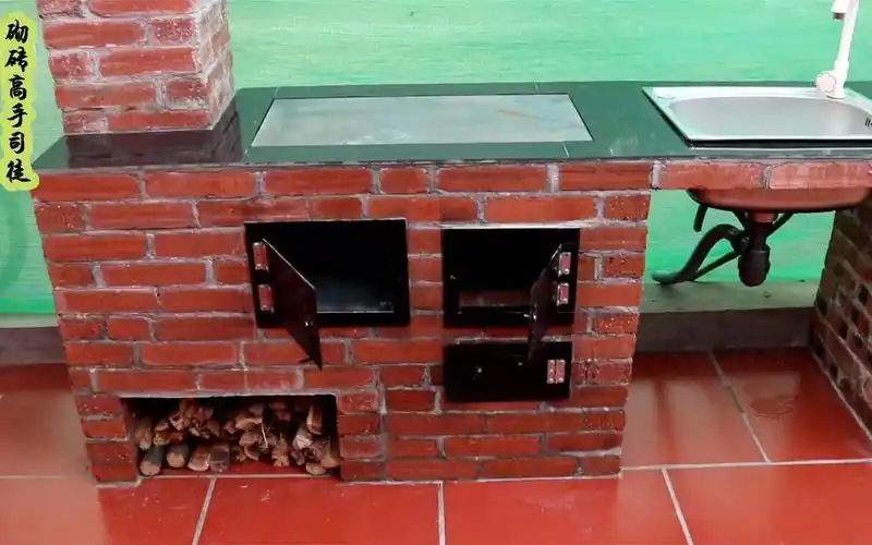 在院子里砌砖,自己设计砌出一款柴火灶,老婆买菜回来后看傻眼了