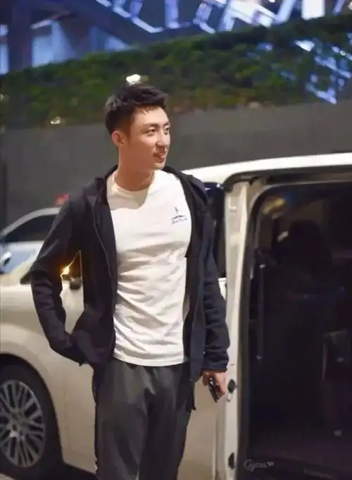 黄景瑜跨年晚会裤子太紧,好身材一览无遗_动作