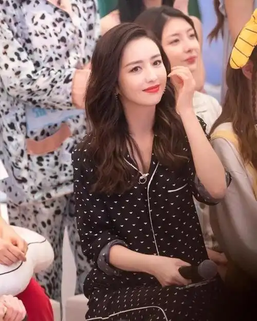 佟丽娅气质拿捏得真好穿着睡衣撸起袖子参加节目仍惊艳了