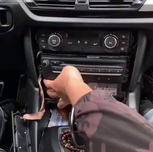 智马力宝马x1无线carplay模块无线hicar模块09年-15年无损教程_主机