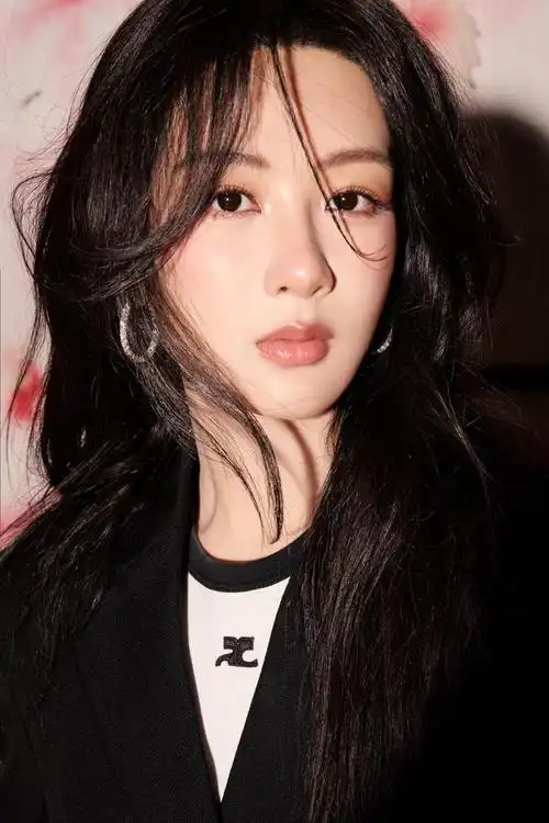 杨紫久违现身参加活动不仅造型引争议现场人气也被质疑