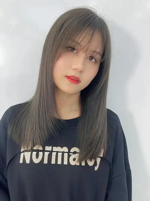 这种发型整齐直线,线条简洁明快,非常适合要求干练,利落的女性.