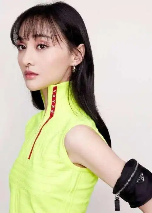 郑爽在圈中艺人算是出了名的性格直爽,令人没想到的是在老妈面前一