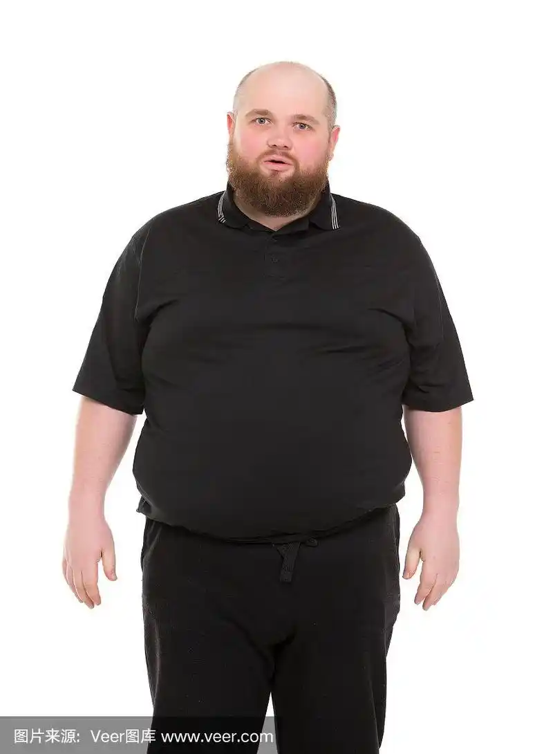 穿着黑衬衫的大胡子胖子