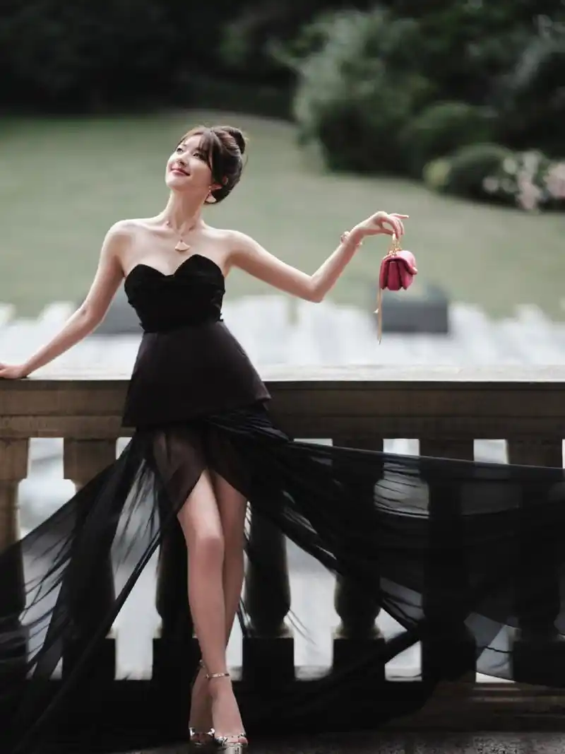 赵露思宝格丽活动第二套礼服造型,黑色礼服是giambattista valli 2016