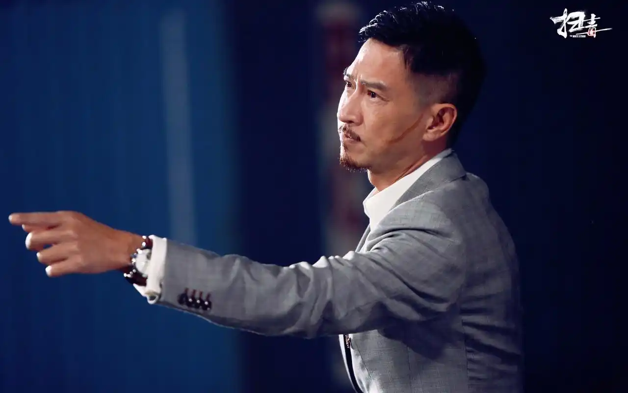 个符号,不得不承认,张家辉的硬汉形象确实和游戏内的战士气质十分吻合