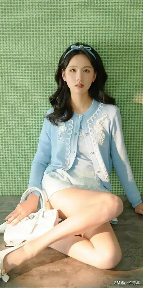 【陈都灵清纯写真】一袭蓝衣短裙,肤白腿长