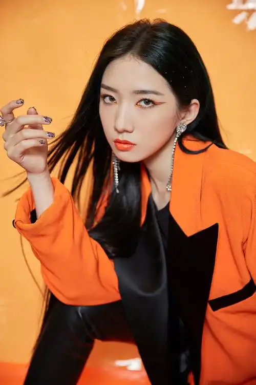 孟美岐落日猫眼妆酷飒写真图片