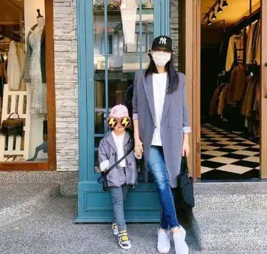 伊能静母女逛街,3岁米粒学妈妈摆pose,"名媛范"从小培养_女儿_照片