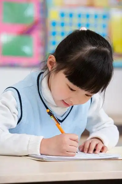 小学生在写作业