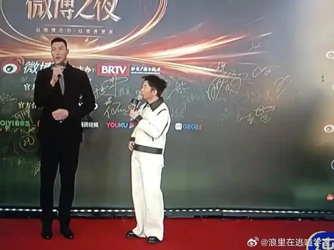 易建联杨迪身高差 怜爱杨迪了|易建联|杨迪_新浪新闻