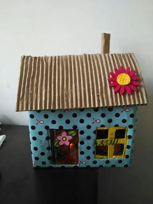 奇思妙想显创意,废品利用有妙招,高手在这里,二四班的手工制作