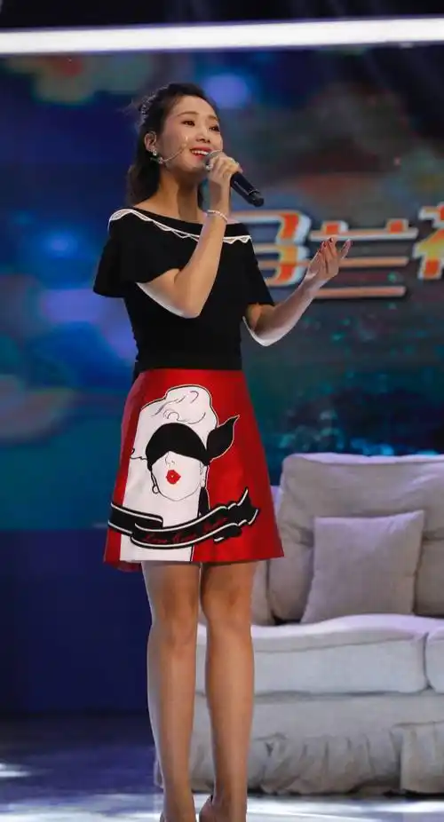 歌手云朵:本是餐厅服务员,18岁后拜师刀郎,与师傅情同父女_音乐_秦望