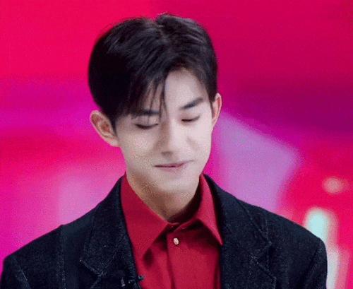 易烊千玺宝格丽新品发布会cut,超乖的玺玺召唤梨涡笑