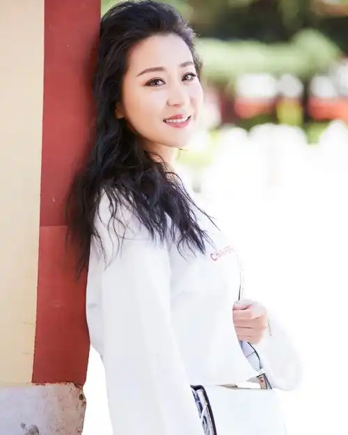 苗圃真是越活越年轻穿短款卫衣配喇叭裤看颜值不像43岁的人