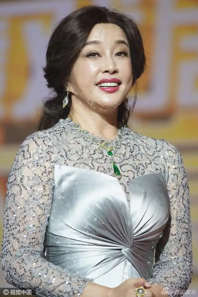 组图:61岁刘晓庆脸油腻难掩老态 高叉裙秀腿_高清图集_新浪网