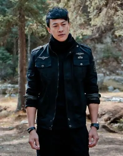 随着剧情的深入,何润东饰演的卓木强巴一伙人因遭受袭击而丧失装备